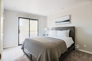 2 عدّة غرف نوم ومكواة/لوح كي وواي فاي وملاءات أسرّة