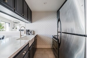 ثلاجة، ميكروويف، فرن، موقد طهي مسطح