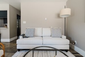 تلفزيون، مدفأة، ستيريو