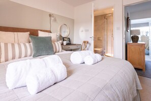 Master bedroom with en-suite, well-connected layout at three-storey pet-friendly holiday home in Rhosneigr, Anglesey