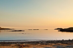 Sandy beach at sunset near Sea Sway, upside-down pet-friendly holiday home five minutes from the beach in Rhosneigr, Anglesey