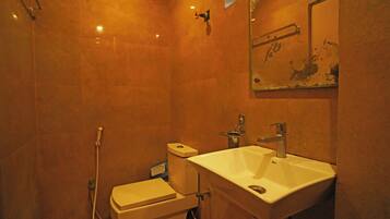 Deluxe Double Room | Bathroom | Shower, free toiletries, slippers, towels