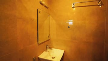 Ducha, artículos de tocador gratuitos, pantuflas, toallas
