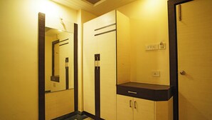Desk, soundproofing, free WiFi, bed sheets - Hotel Sonargaon (Kolkata)