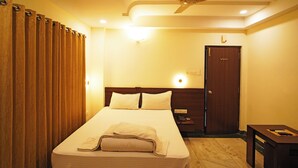 Desk, soundproofing, free WiFi, bed sheets - Hotel Sonargaon (Kolkata)
