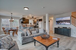 Smart TV, fireplace