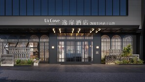Een moderne hotelentree met een overdekt terras en een bord dat aangeeft dat het een Hyatt is.