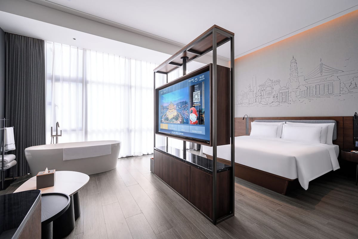 Executive-huone | Ilmaiset minibaarituotteet, tallelokero huoneessa, pimennysverhot