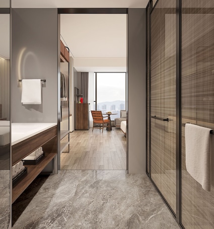 Secador de pelo, zapatillas, toallas y jabón. UrCove by HYATT Shantou Zhugang New Town