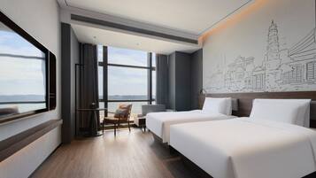 Deluxe Double Room, Sea View | Free minibar, in-room safe, blackout curtains, soundproofing