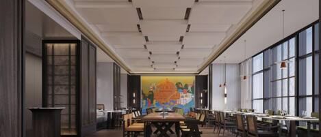 Un comedor amplio con mesas largas, sillas y un mural grande en la pared.