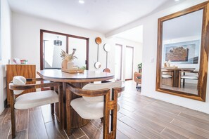 Hus – deluxe, hageutsikt | Spisestue