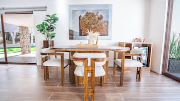 Deluxe House, Garden View | Dining room