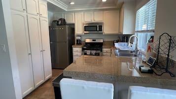 Four, épices, tables à manger