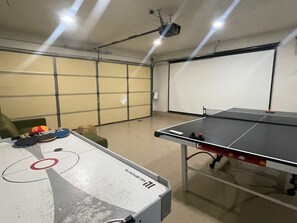 Game room - Charming 3-bedroom Private Home with Pool & Hot-tub in sunny San Diego (San Diego)