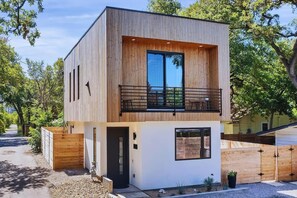 Exterior - Austin's Stylish Treetop Walkable Retreat! (Austin)