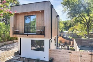 Terrace/patio - Austin's Stylish Treetop Walkable Retreat! (Austin)