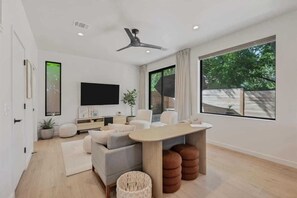Interior - Austin's Stylish Treetop Walkable Retreat! (Austin)