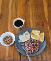 Morgunverður samkvæmt innlendum hefðum daglega (5 NIO á mann)