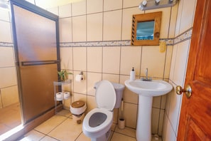 Standard Quadruple Room | Bathroom | Hair dryer
