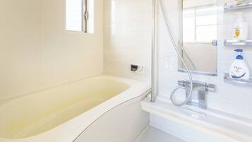 Nhà cơ bản | Phòng tắm | Bồn tắm và buồng tắm vòi sen riêng, máy sấy tóc, dép đi trong nhà