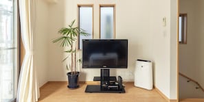 Casa básica | Área de estar | TV de tela plana 32 polegadas com canais a cabo, console de videogame
