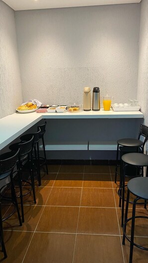 Basic-Doppelzimmer | Essbereich im Zimmer