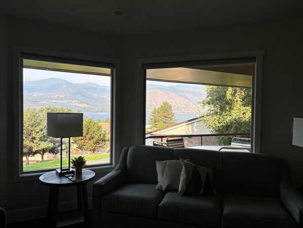 Living area - Enjoy Some Holiday Spirit at Lake Chelan! Newly-Redone Unit with Expansive Views (Manson)