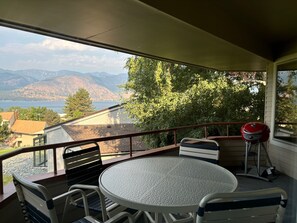 Outdoor dining - Enjoy Some Holiday Spirit at Lake Chelan! Newly-Redone Unit with Expansive Views (Manson)
