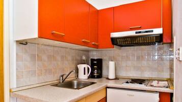Apartment (One Bedroom Apartment with Balcony) | Private kitchen | Fridge
