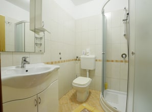 Studio (Studio Apartment with Terrace) | Bathroom | Shower, towels - Sleek and Serene Flat and Rooms (Rovinj)