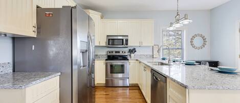 Kjøleskap, mikrobølgeovn, kokeplater og oppvaskmaskin