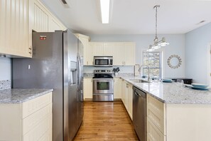 Fridge, microwave, stovetop, dishwasher