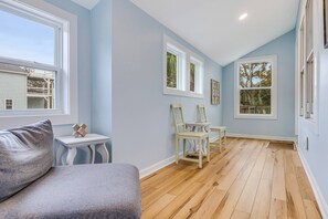 Älytelevisio, DVD-soitin, kirjoja