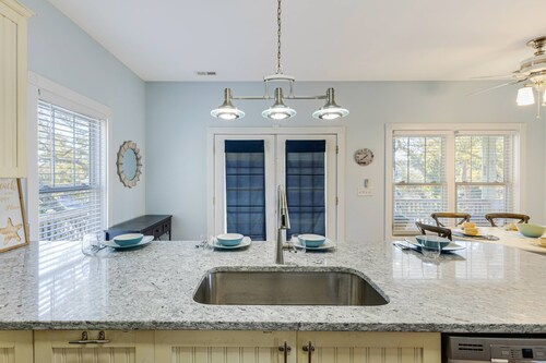 Dog Friendly Home with New Pool & Fun Game Room w/ Outside Tiki Bar & Ping Pong