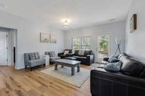 TV connectée, lecteur de DVD, livres