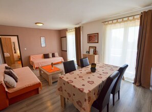 Apartment (One Bedroom Apartment with Balcony) | Wohnzimmer | 32-Zoll-Flachbildfernseher mit Kabelempfang