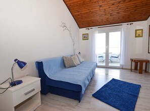 Apartment (Two Bedroom Apartment with Balcony) | Wohnzimmer | 32-Zoll-Flachbildfernseher mit Kabelempfang