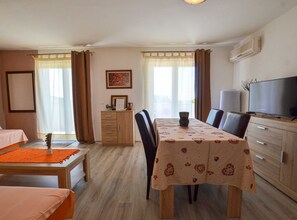 Apartment (One Bedroom Apartment with Balcony) | Wohnzimmer | 32-Zoll-Flachbildfernseher mit Kabelempfang