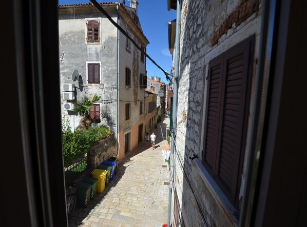 A narrow street with buildings on either side, a bicycle, and some greenery. - Urban and Upscale Homes Rovinj Old Town (Rovinj)