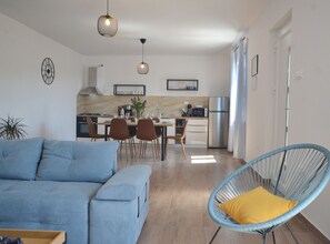 Departamento (Two Bedroom Apartment with Terrace) | Sala de estar | Televisión de pantalla plana de 32 pulgadas con canales vía satélite 