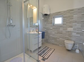 Apartment (One Bedroom Apartment with Sea View) | Badezimmer | Dusche, Handtücher