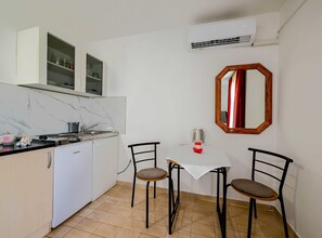 Studio (Studio Apartment with Balcony) | Cuisine privée