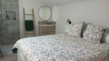 2 Schlafzimmer, Schreibtisch, Bügeleisen/Bügelbrett, Reisekinderbett