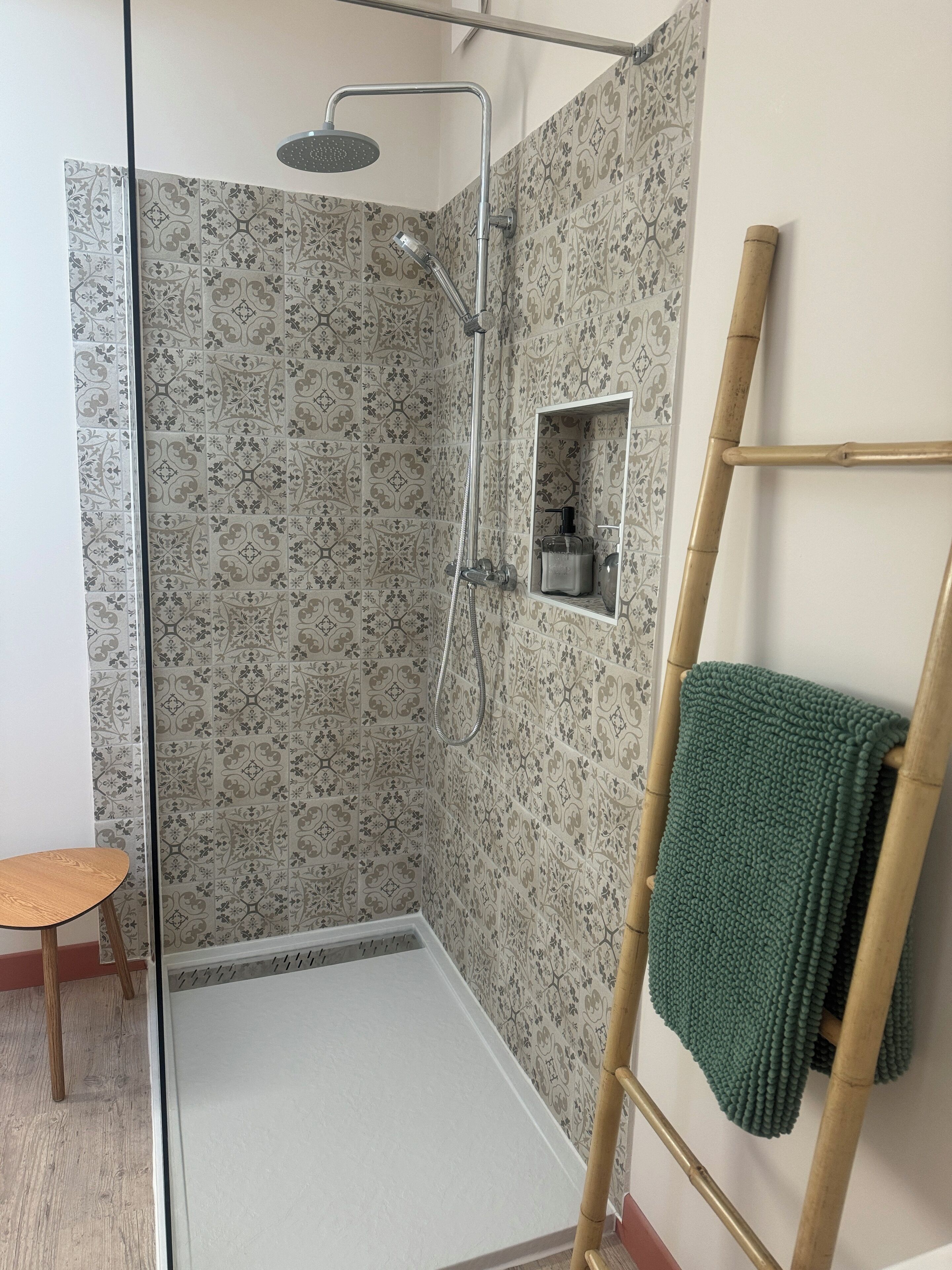 Douche, sèche-cheveux, serviettes fournies, savon