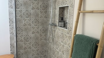 Douche, sĂšche-cheveux, serviettes fournies, savon