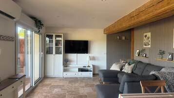 Smart-TV, DVD-Player, Bücher, Videothek