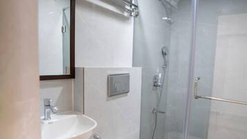 Habitación ejecutiva con 2 camas individuales | Baño | Ducha, bidé, toallas y jabón