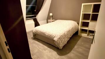 3 bedrooms, iron/ironing board, WiFi, bed sheets