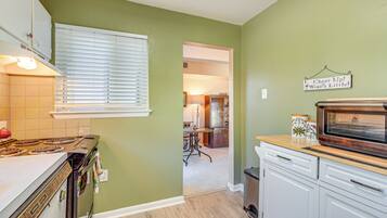 Fridge, microwave, stovetop, dishwasher